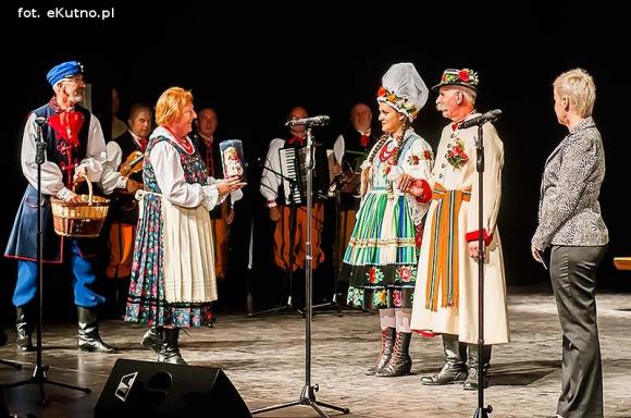 Skoczni chłopcy z Bułgarii, włoski tenor i węgierskie fartuchy - goście Międzynarodowych Warsztatów Folklorystycznych w Kutnie