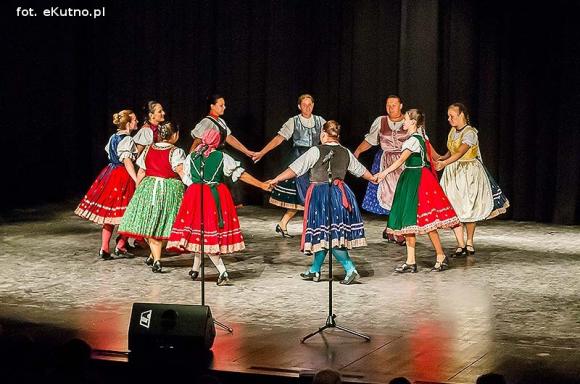 Skoczni chłopcy z Bułgarii, włoski tenor i węgierskie fartuchy - goście Międzynarodowych Warsztatów Folklorystycznych w Kutnie