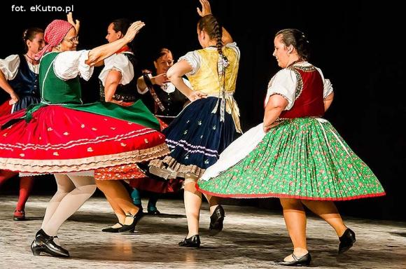 Skoczni chłopcy z Bułgarii, włoski tenor i węgierskie fartuchy - goście Międzynarodowych Warsztatów Folklorystycznych w Kutnie