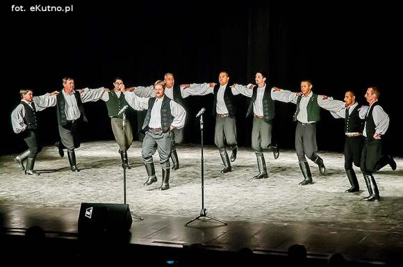 Skoczni chłopcy z Bułgarii, włoski tenor i węgierskie fartuchy - goście Międzynarodowych Warsztatów Folklorystycznych w Kutnie