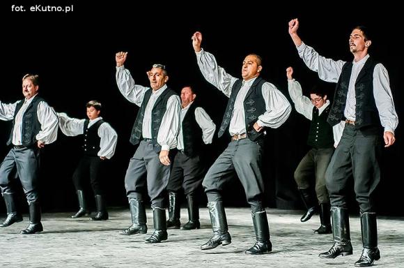 Skoczni chłopcy z Bułgarii, włoski tenor i węgierskie fartuchy - goście Międzynarodowych Warsztatów Folklorystycznych w Kutnie