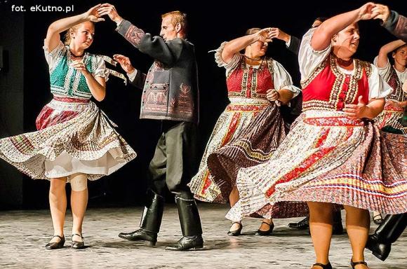 Skoczni chłopcy z Bułgarii, włoski tenor i węgierskie fartuchy - goście Międzynarodowych Warsztatów Folklorystycznych w Kutnie
