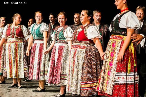 Skoczni chłopcy z Bułgarii, włoski tenor i węgierskie fartuchy - goście Międzynarodowych Warsztatów Folklorystycznych w Kutnie