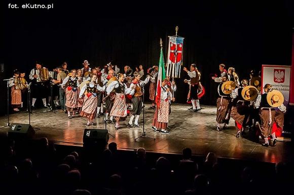 Skoczni chłopcy z Bułgarii, włoski tenor i węgierskie fartuchy - goście Międzynarodowych Warsztatów Folklorystycznych w Kutnie