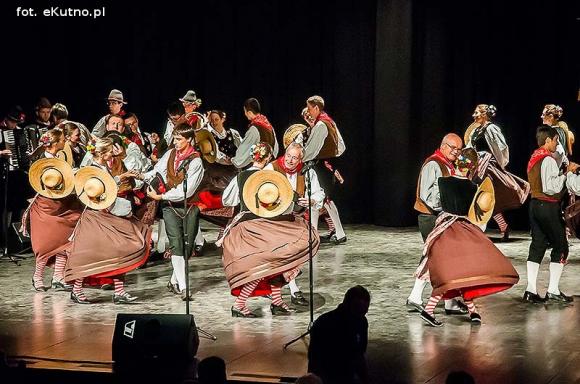 Skoczni chłopcy z Bułgarii, włoski tenor i węgierskie fartuchy - goście Międzynarodowych Warsztatów Folklorystycznych w Kutnie