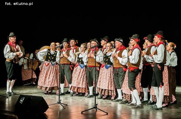 Skoczni chłopcy z Bułgarii, włoski tenor i węgierskie fartuchy - goście Międzynarodowych Warsztatów Folklorystycznych w Kutnie