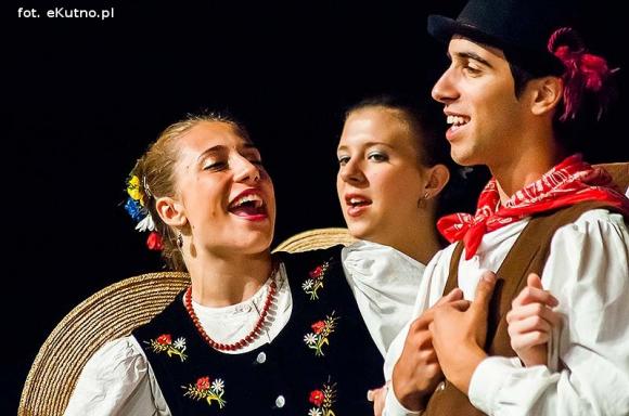 Skoczni chłopcy z Bułgarii, włoski tenor i węgierskie fartuchy - goście Międzynarodowych Warsztatów Folklorystycznych w Kutnie