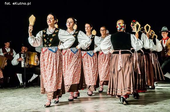Skoczni chłopcy z Bułgarii, włoski tenor i węgierskie fartuchy - goście Międzynarodowych Warsztatów Folklorystycznych w Kutnie