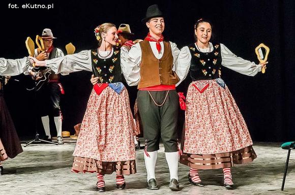 Skoczni chłopcy z Bułgarii, włoski tenor i węgierskie fartuchy - goście Międzynarodowych Warsztatów Folklorystycznych w Kutnie