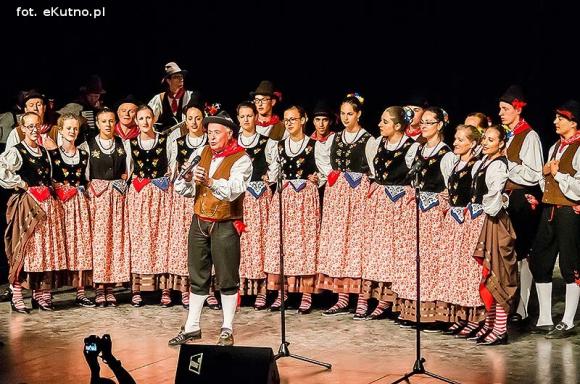 Skoczni chłopcy z Bułgarii, włoski tenor i węgierskie fartuchy - goście Międzynarodowych Warsztatów Folklorystycznych w Kutnie