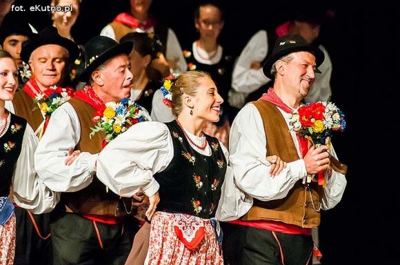 Skoczni chłopcy z Bułgarii, włoski tenor i węgierskie fartuchy - goście Międzynarodowych Warsztatów Folklorystycznych w Kutnie
