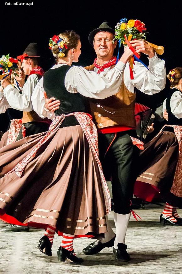 Skoczni chłopcy z Bułgarii, włoski tenor i węgierskie fartuchy - goście Międzynarodowych Warsztatów Folklorystycznych w Kutnie