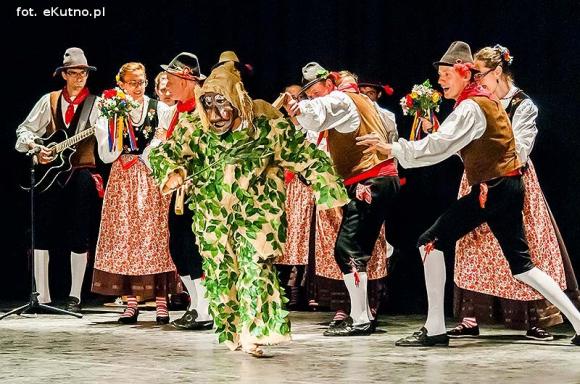Skoczni chłopcy z Bułgarii, włoski tenor i węgierskie fartuchy - goście Międzynarodowych Warsztatów Folklorystycznych w Kutnie