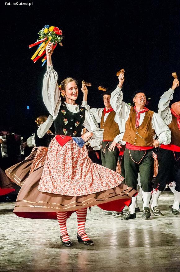 Skoczni chłopcy z Bułgarii, włoski tenor i węgierskie fartuchy - goście Międzynarodowych Warsztatów Folklorystycznych w Kutnie