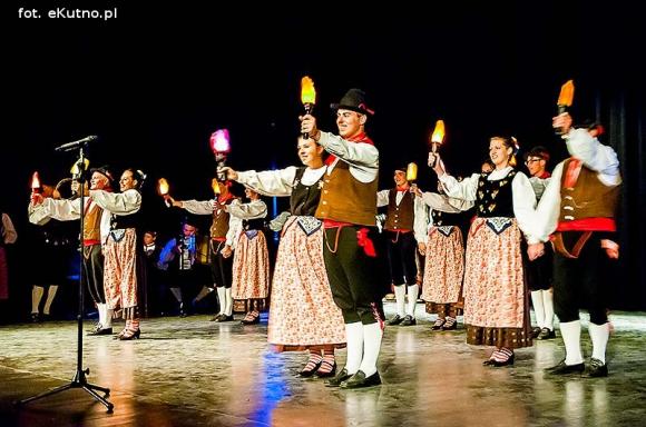Skoczni chłopcy z Bułgarii, włoski tenor i węgierskie fartuchy - goście Międzynarodowych Warsztatów Folklorystycznych w Kutnie