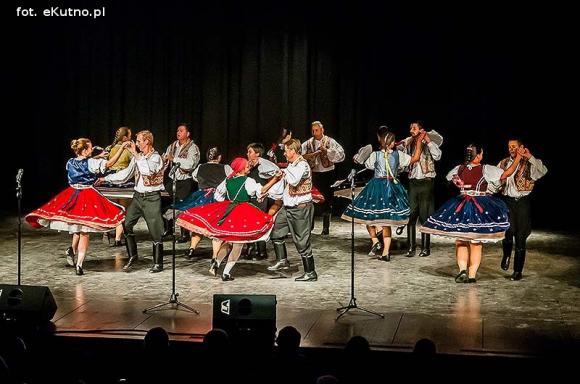 Skoczni chłopcy z Bułgarii, włoski tenor i węgierskie fartuchy - goście Międzynarodowych Warsztatów Folklorystycznych w Kutnie