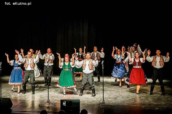 Skoczni chłopcy z Bułgarii, włoski tenor i węgierskie fartuchy - goście Międzynarodowych Warsztatów Folklorystycznych w Kutnie