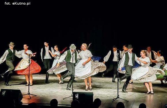 Skoczni chłopcy z Bułgarii, włoski tenor i węgierskie fartuchy - goście Międzynarodowych Warsztatów Folklorystycznych w Kutnie