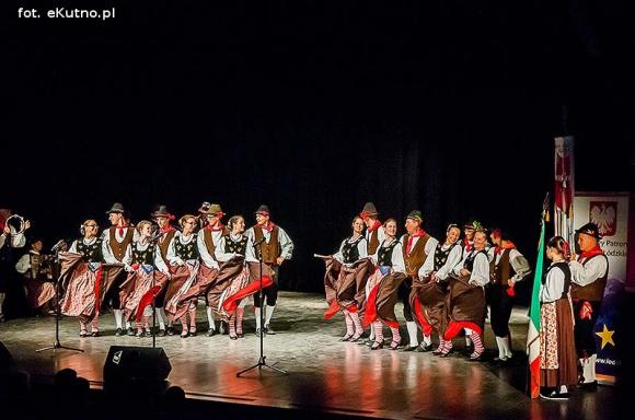 Skoczni chłopcy z Bułgarii, włoski tenor i węgierskie fartuchy - goście Międzynarodowych Warsztatów Folklorystycznych w Kutnie