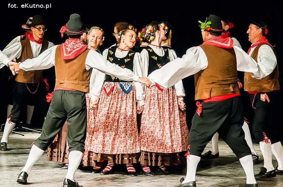 Skoczni chłopcy z Bułgarii, włoski tenor i węgierskie fartuchy - goście Międzynarodowych Warsztatów Folklorystycznych w Kutnie