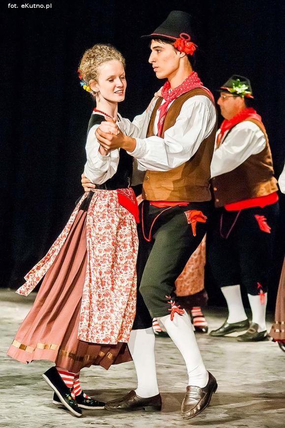 Skoczni chłopcy z Bułgarii, włoski tenor i węgierskie fartuchy - goście Międzynarodowych Warsztatów Folklorystycznych w Kutnie
