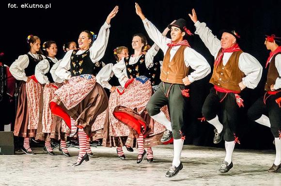 Skoczni chłopcy z Bułgarii, włoski tenor i węgierskie fartuchy - goście Międzynarodowych Warsztatów Folklorystycznych w Kutnie