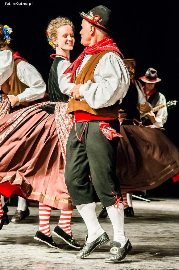Skoczni chłopcy z Bułgarii, włoski tenor i węgierskie fartuchy - goście Międzynarodowych Warsztatów Folklorystycznych w Kutnie