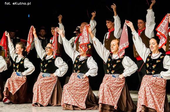 Skoczni chłopcy z Bułgarii, włoski tenor i węgierskie fartuchy - goście Międzynarodowych Warsztatów Folklorystycznych w Kutnie