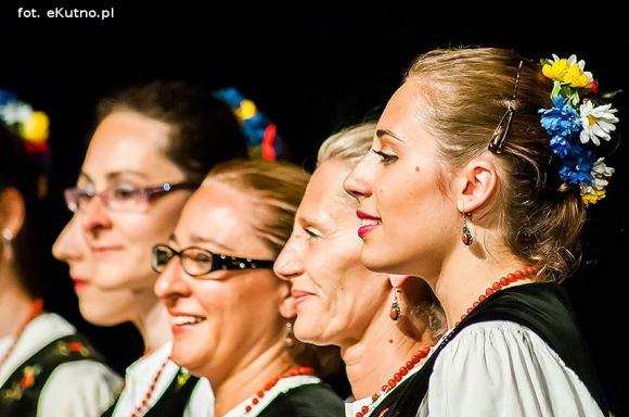 Skoczni chłopcy z Bułgarii, włoski tenor i węgierskie fartuchy - goście Międzynarodowych Warsztatów Folklorystycznych w Kutnie