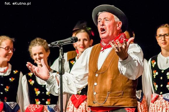 Skoczni chłopcy z Bułgarii, włoski tenor i węgierskie fartuchy - goście Międzynarodowych Warsztatów Folklorystycznych w Kutnie