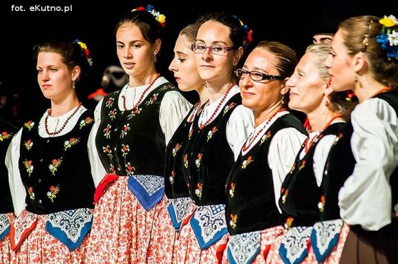 Skoczni chłopcy z Bułgarii, włoski tenor i węgierskie fartuchy - goście Międzynarodowych Warsztatów Folklorystycznych w Kutnie