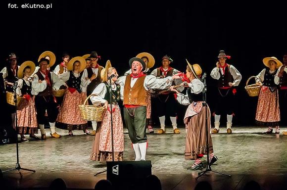 Skoczni chłopcy z Bułgarii, włoski tenor i węgierskie fartuchy - goście Międzynarodowych Warsztatów Folklorystycznych w Kutnie