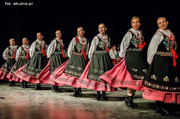 Skoczni chłopcy z Bułgarii, włoski tenor i węgierskie fartuchy - goście Międzynarodowych Warsztatów Folklorystycznych w Kutnie