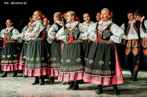 Skoczni chłopcy z Bułgarii, włoski tenor i węgierskie fartuchy - goście Międzynarodowych Warsztatów Folklorystycznych w Kutnie