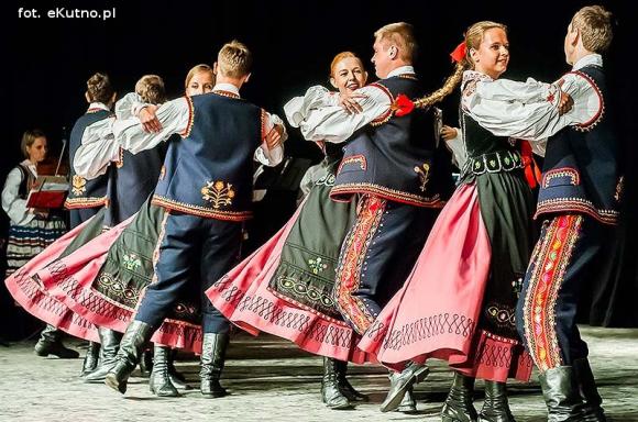Skoczni chłopcy z Bułgarii, włoski tenor i węgierskie fartuchy - goście Międzynarodowych Warsztatów Folklorystycznych w Kutnie