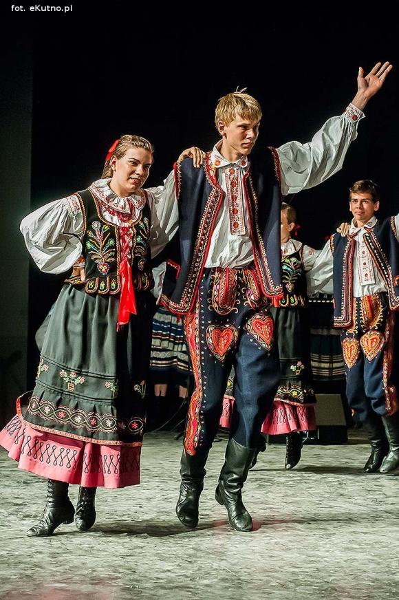 Skoczni chłopcy z Bułgarii, włoski tenor i węgierskie fartuchy - goście Międzynarodowych Warsztatów Folklorystycznych w Kutnie