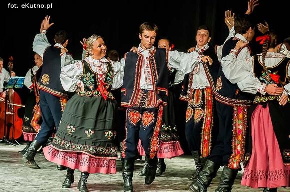 Skoczni chłopcy z Bułgarii, włoski tenor i węgierskie fartuchy - goście Międzynarodowych Warsztatów Folklorystycznych w Kutnie