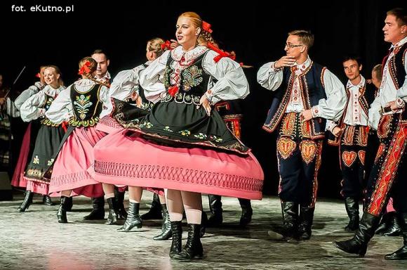 Skoczni chłopcy z Bułgarii, włoski tenor i węgierskie fartuchy - goście Międzynarodowych Warsztatów Folklorystycznych w Kutnie