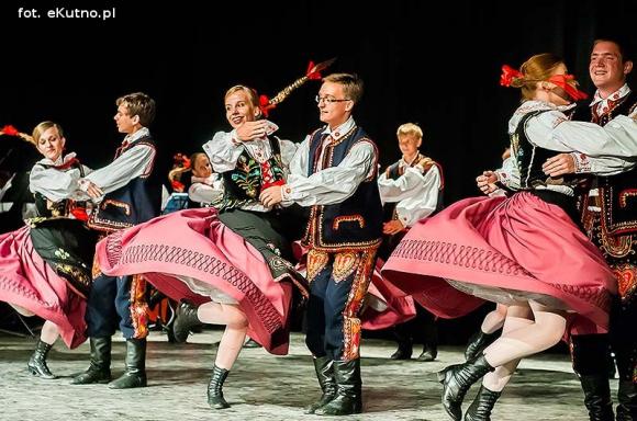 Skoczni chłopcy z Bułgarii, włoski tenor i węgierskie fartuchy - goście Międzynarodowych Warsztatów Folklorystycznych w Kutnie