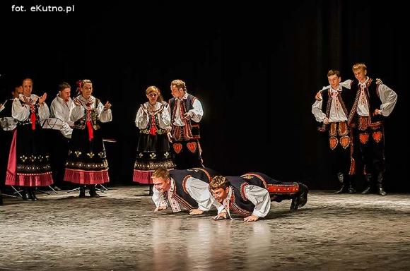 Skoczni chłopcy z Bułgarii, włoski tenor i węgierskie fartuchy - goście Międzynarodowych Warsztatów Folklorystycznych w Kutnie