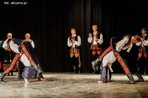Skoczni chłopcy z Bułgarii, włoski tenor i węgierskie fartuchy - goście Międzynarodowych Warsztatów Folklorystycznych w Kutnie