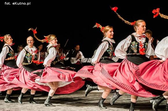 Skoczni chłopcy z Bułgarii, włoski tenor i węgierskie fartuchy - goście Międzynarodowych Warsztatów Folklorystycznych w Kutnie