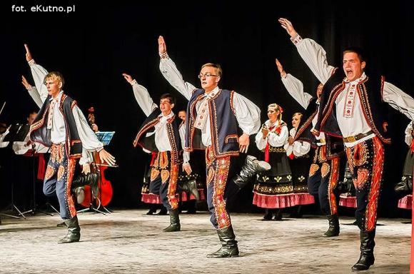 Skoczni chłopcy z Bułgarii, włoski tenor i węgierskie fartuchy - goście Międzynarodowych Warsztatów Folklorystycznych w Kutnie