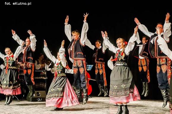 Skoczni chłopcy z Bułgarii, włoski tenor i węgierskie fartuchy - goście Międzynarodowych Warsztatów Folklorystycznych w Kutnie