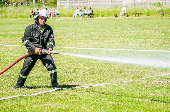Zawody strażackie w Oporowie. OSP Skórzewa górą