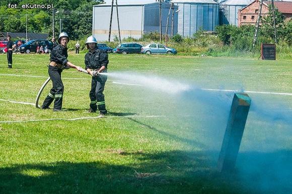 Zawody strażackie w Oporowie. OSP Skórzewa górą