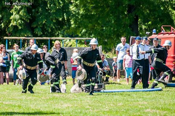 Zawody strażackie w Oporowie. OSP Skórzewa górą