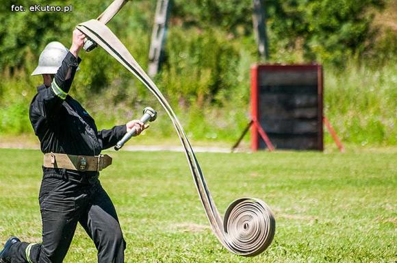 Zawody strażackie w Oporowie. OSP Skórzewa górą