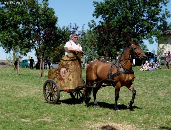 Polemika z filmowym obrazem gladiatorów i szermierze na zlocie w Leszczynku