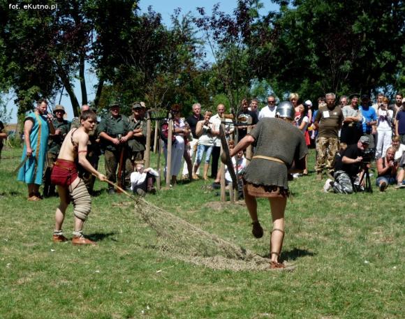 Polemika z filmowym obrazem gladiatorów i szermierze na zlocie w Leszczynku